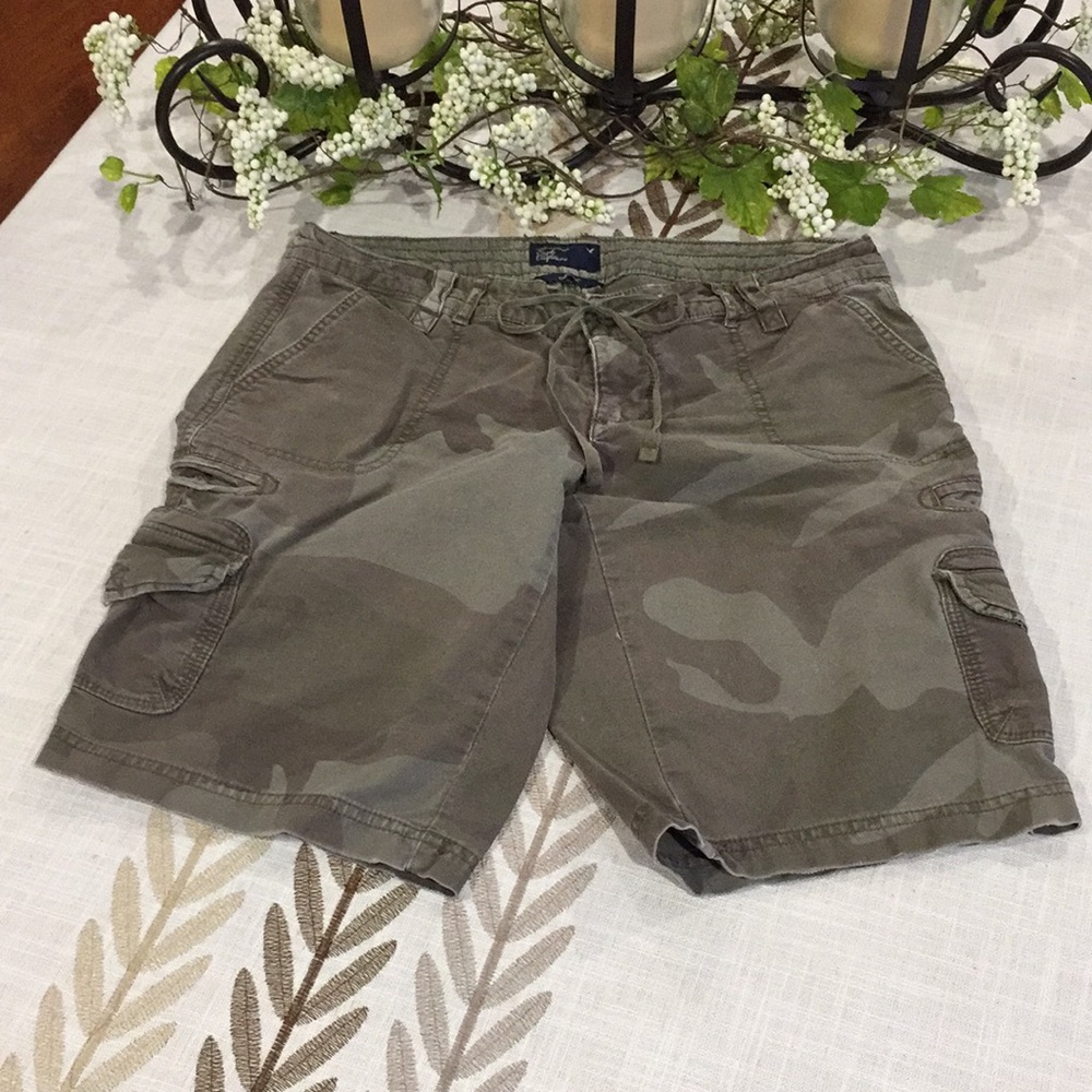 American eagle cargo shorts camo size 4